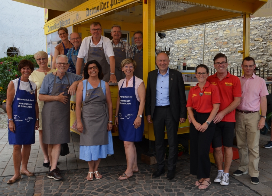 Im Libori-Einsatz! Petra Münstermann, Meinolf Knoop, Modjgan Bidardel, Petra Kotthoff, Landrat Christoph Rüther, evang. Kita-Leitung Irina Wichert, Küster Frank Schubert, Pfarrer Dr. Eckhard Düker (1. Reihe, v.l.), Annette Mühlenhoff, Anna Eschengerd, Frank Krois, Bodo Kaiser und Friedrich Schäfers (2. Reihe, v.l.). Bild: Eckhard Düker